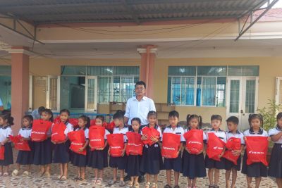 Trao tặng nón bảo hiểm cho học sinh nhằm nâng cao ý thức chấp hành luật giao thông và bảo vệ an toàn cho các em khi tham gia giao thông